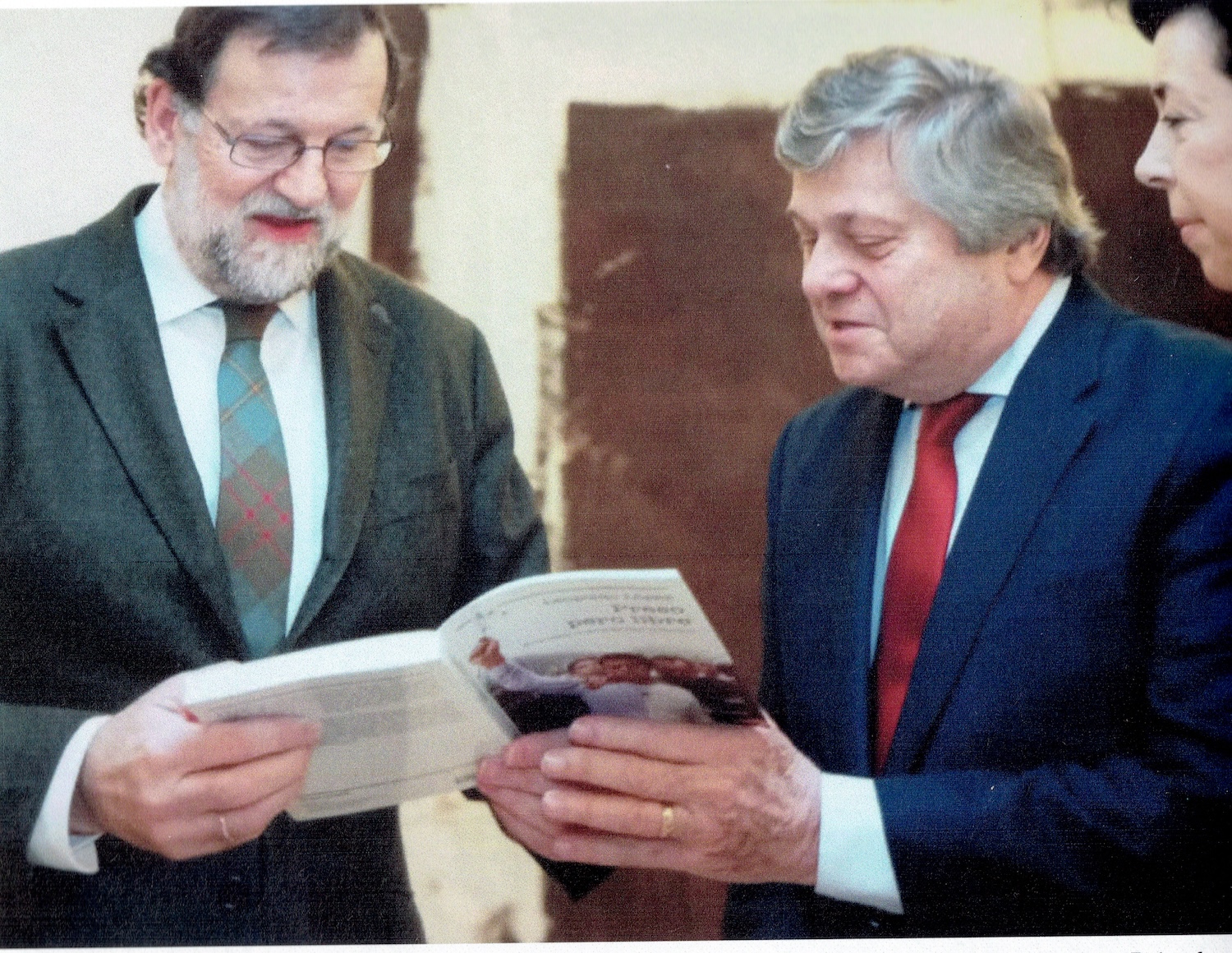 Entrega de libro a Mariano Rajoy